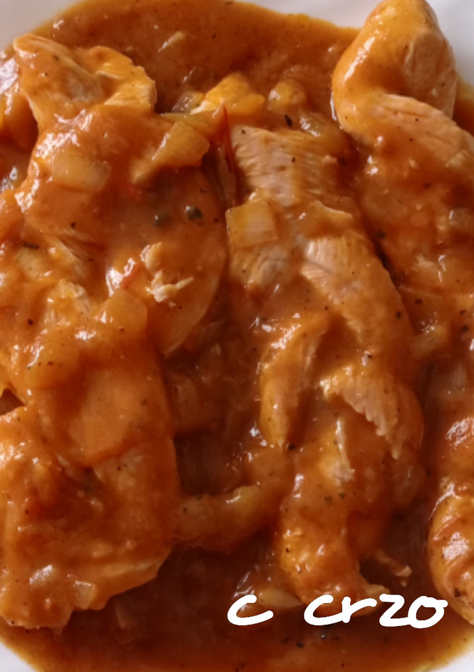 Una foto de Solomillo de pavo trenzado en salsa de tomate