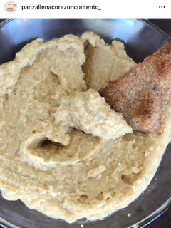 Una foto de Hummus de garbanzos!