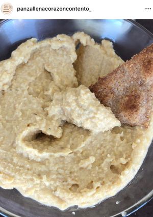 Una foto de Hummus de garbanzos!