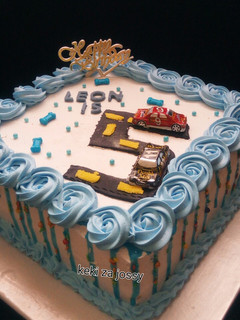 A picture of Vanilla with chocolate chips cake and chocolate vermicelli drips.