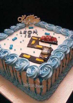 A picture of Vanilla with chocolate chips cake and chocolate vermicelli drips.
