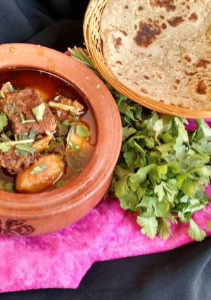 A picture of Aloo gosht.