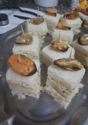 Una foto de Canapés de pan de molde con mejillones