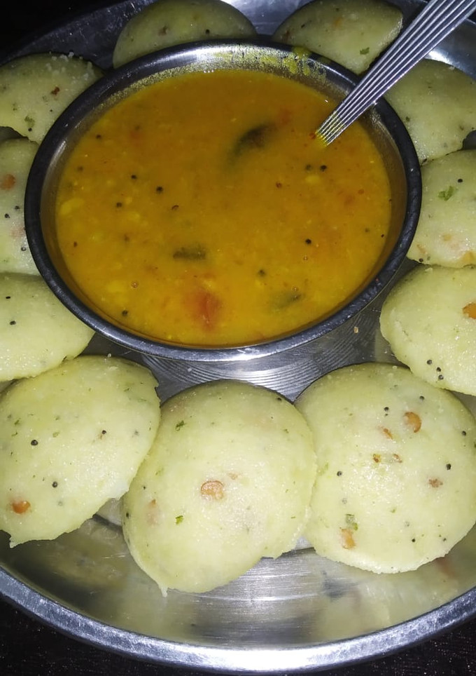 A picture of Idli sambhar.