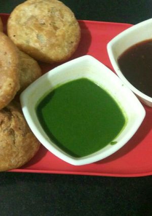 A picture of आलू प्याज की कचोरी.