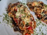 Une photo de aubergine tomates mozzarella