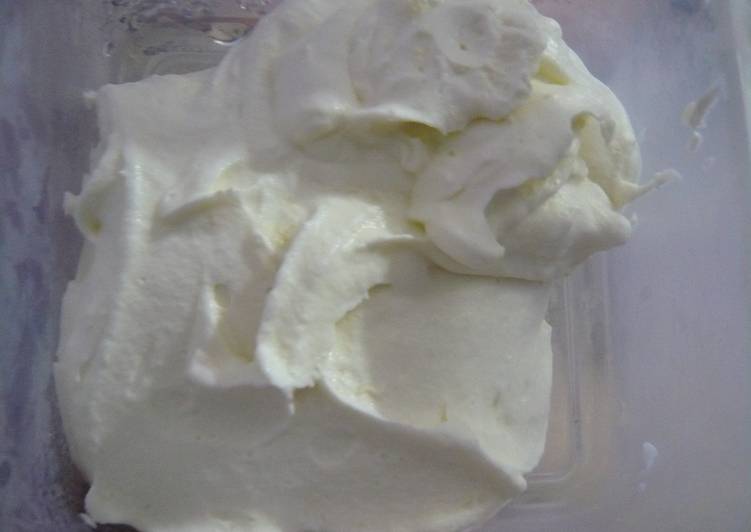 Steps to Prepare Award-winning Whipped Cream Frosting