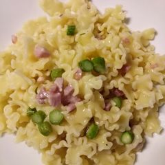 A picture of Pasta with pancetta, pecorino and asparagus.