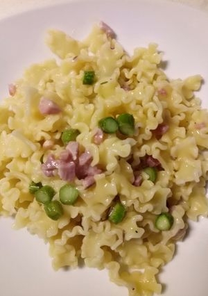 A picture of Pasta with pancetta, pecorino and asparagus.