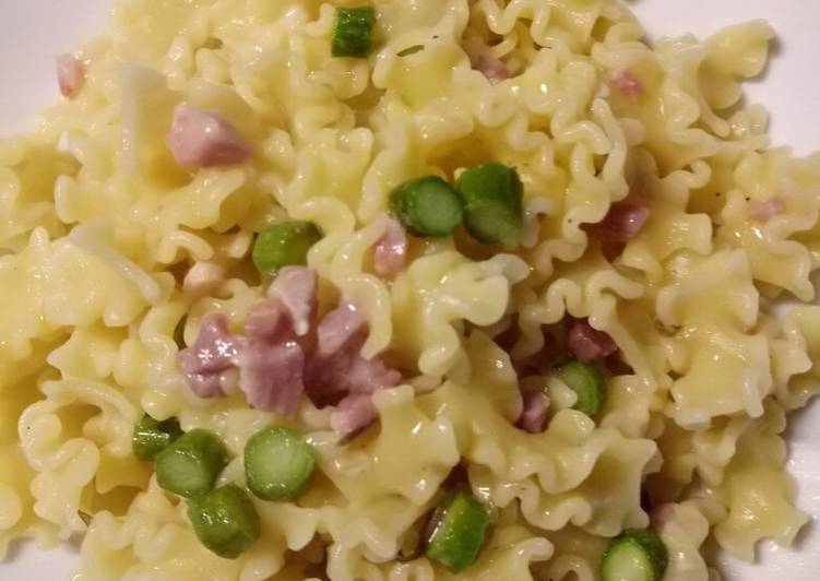 Pasta with pancetta, pecorino and asparagus