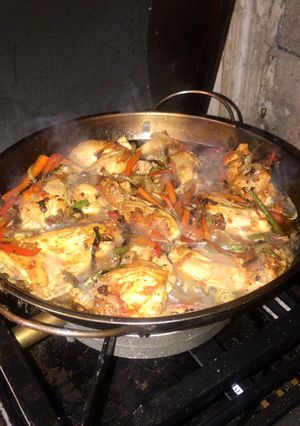 Una foto de Pollo al disco o paellera