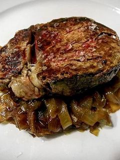 Una foto de Solomillo de ternera con cebolla caramelizada (con pequeño truco para hacerlo al punto)