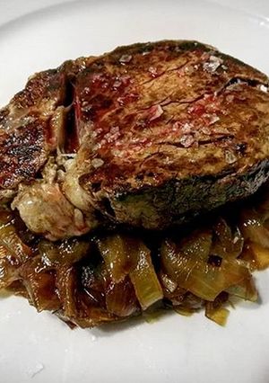 Foto principal de Solomillo de ternera con cebolla caramelizada (con pequeño truco para hacerlo al punto)
