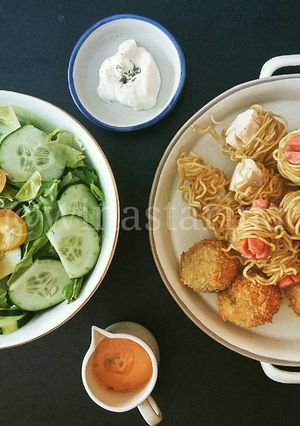 Foto resep Bekal Cihuy Si Kecil: noodles roll, potato cheese balls and yumyum salad 👦👧 (sosis otak-otak gulung mie, bola-bola kentang keju dan salad sayuran yumyum)
