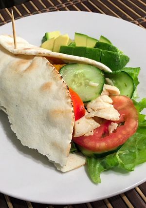 Una foto de Wrap de pollo y verduras