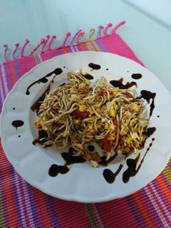 Una foto de Revuelto de gulas con nueces y pimientos (picante)
