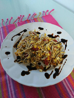 Una foto de Revuelto de gulas con nueces y pimientos (picante)