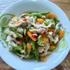 A picture of Tumis jamur tiram, buncis, wortel.