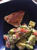 Ensalada de aguacate con pollo con harina de coco