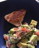 Ensalada de aguacate con pollo con harina de coco