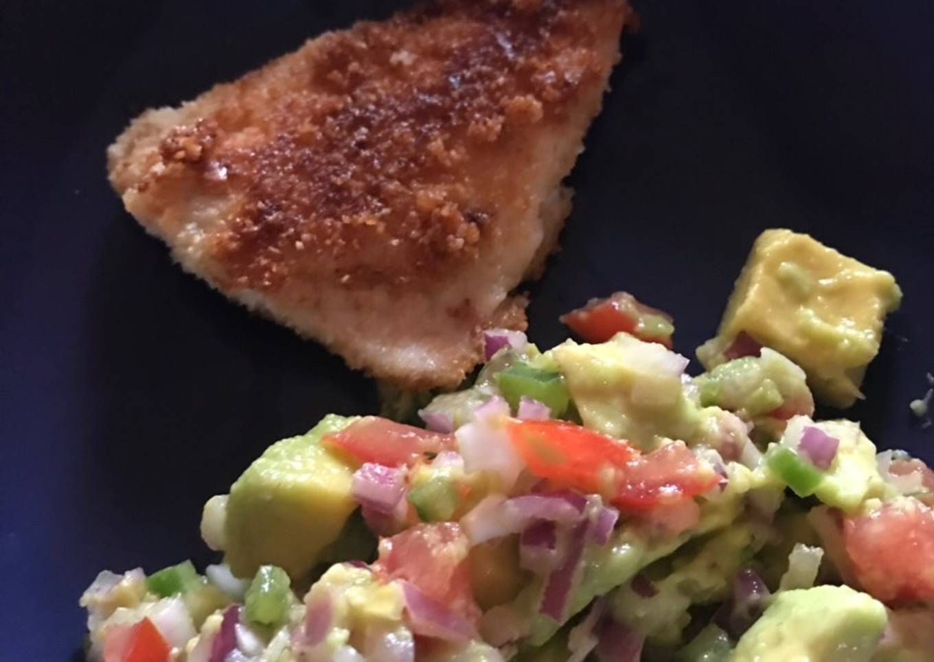 Ensalada de aguacate con pollo con harina de coco