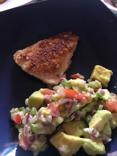 Una foto de Ensalada de aguacate con pollo con harina de coco