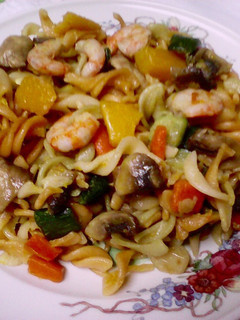 Foto principal de Espirales tricolor con gambas, verduras y hongos