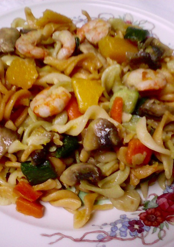 Una foto de Espirales tricolor con gambas, verduras y hongos
