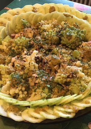 Une photo de Salade tiède de chou romanesco au concombre et carpaccio de poulpe