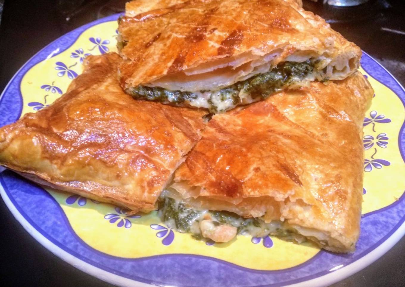 Hojaldre relleno de espinacas y salmón marinado