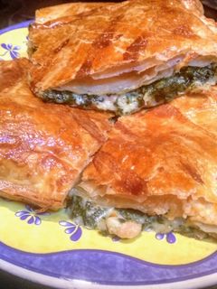 Una foto de Hojaldre relleno de espinacas y salmón marinado
