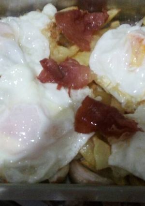 Foto principal de Huevos fritos con patatas y jamón serrano
