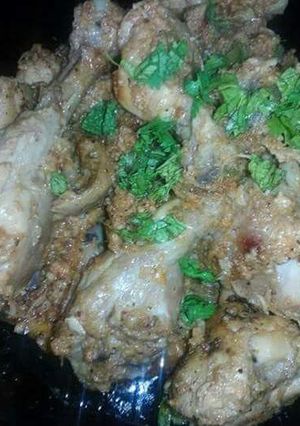 A picture of White Creamy Chicken karahi.