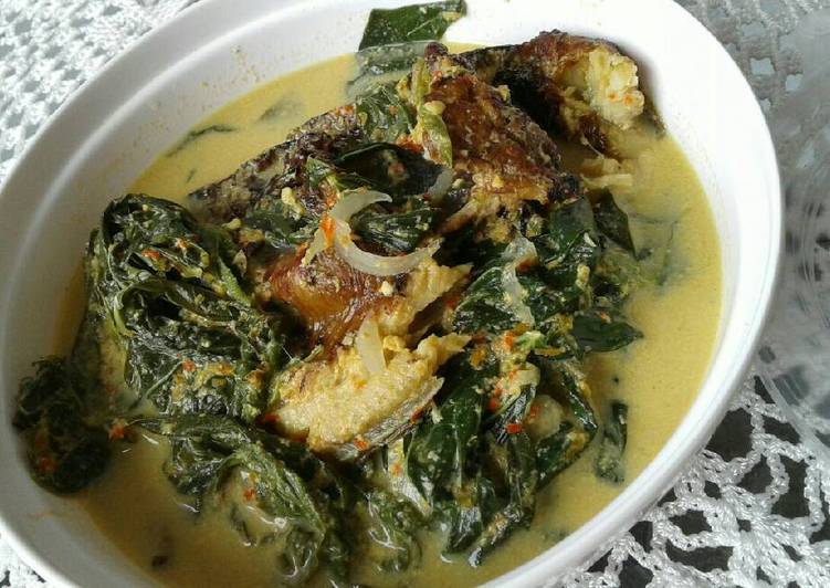 Gulai Pucuak Ubi (Daun Singkong)+ Ikan Salai (Ikan Asap)