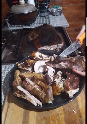 Una foto de 1/2 lechón a la parrilla