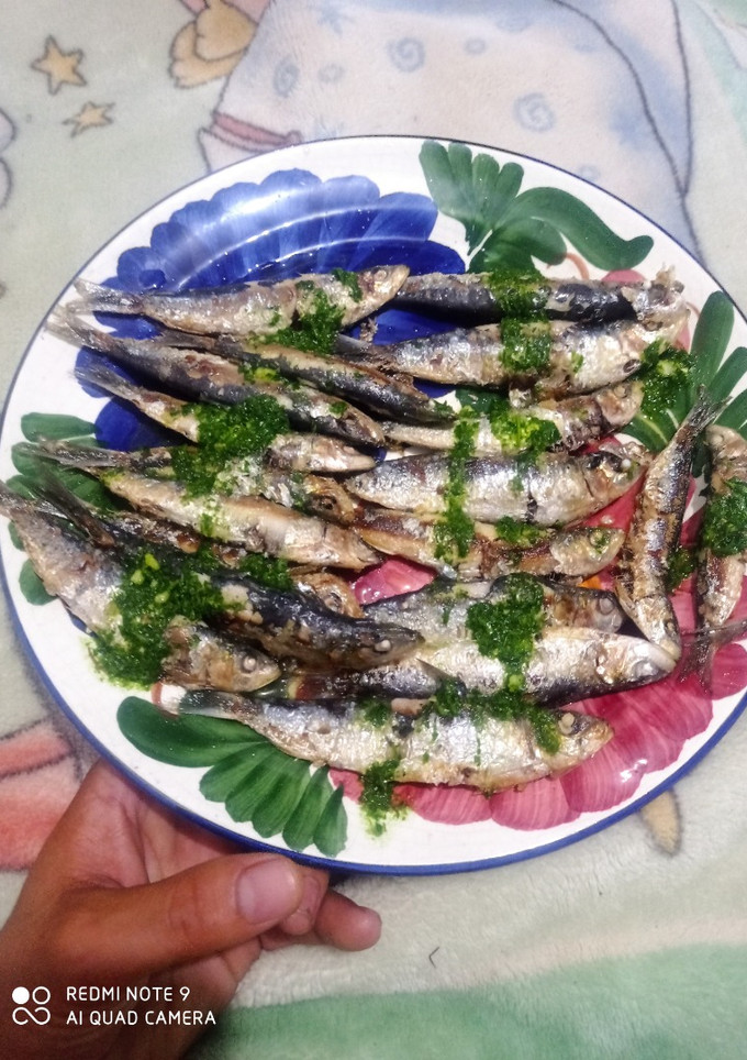Una foto de Sardinas a la plancha en salsa verde