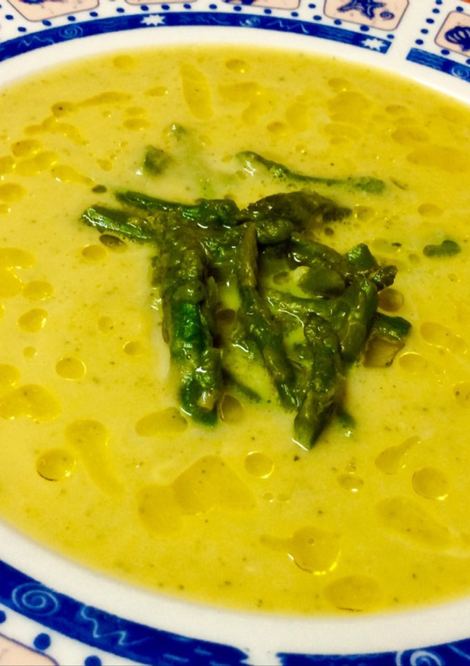 Una foto de Crema detox de calabaza, calabacín y espárragos trigueros
