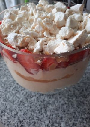 Una foto de Copón de lúcuma, merengue y manjar
