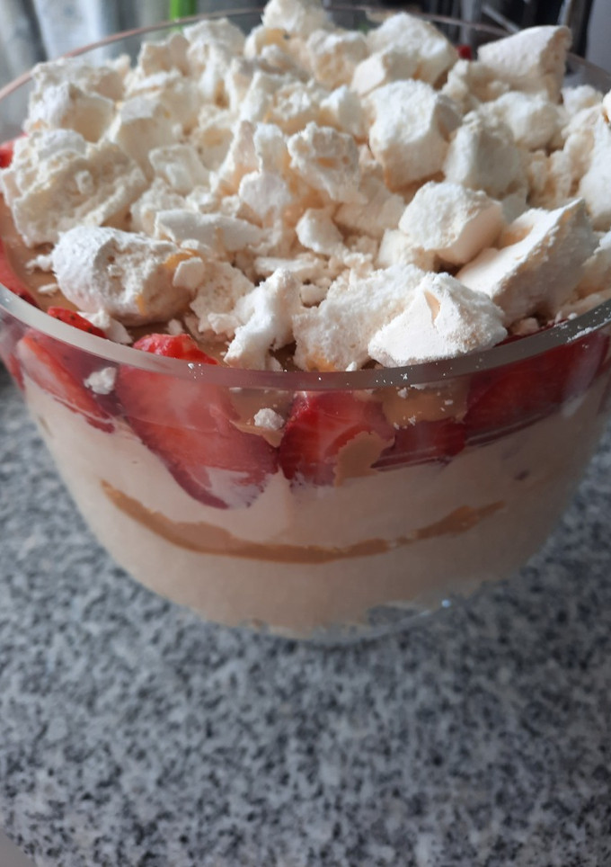 Una foto de Copón de lúcuma, merengue y manjar