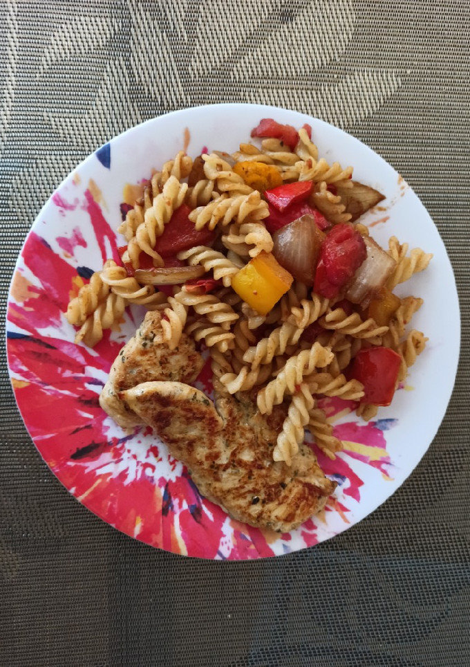 Una foto de Pasta con pimientos