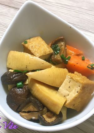 Hình của món Măng kho đậu nấm hương.