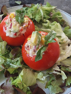 Una foto de Tomates Rellenos con Atún y algo más..