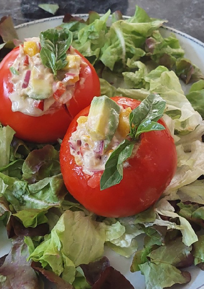 Una foto de Tomates Rellenos con Atún y algo más..