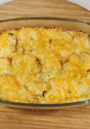 Una foto de Colirabano y patatas con salsa a la pimienta y queso