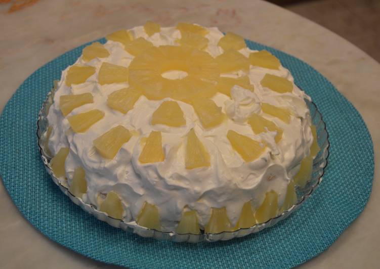 Bolo de ananás com chantilly
