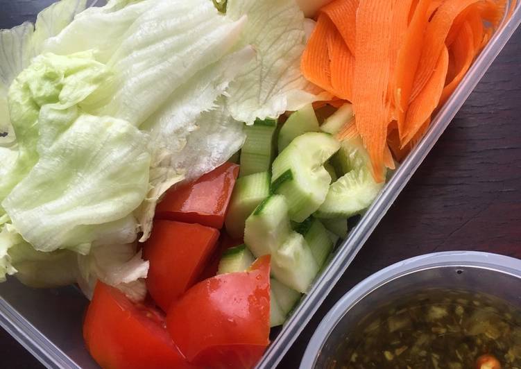 Bagaimana Menyiapkan Salad dan dressing Enak Banget