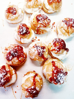 Una foto de Profiteroles rellenos de nata bañados con caramelo 🇫🇷