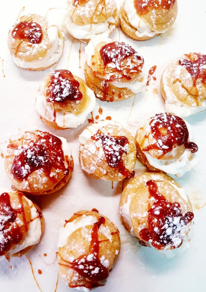 Una foto de Profiteroles rellenos de nata bañados con caramelo 🇫🇷