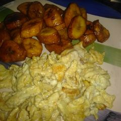 A picture of Fried plantains with scrambled eggs.