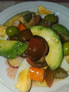 Una foto de Ensalada de tomate cherry